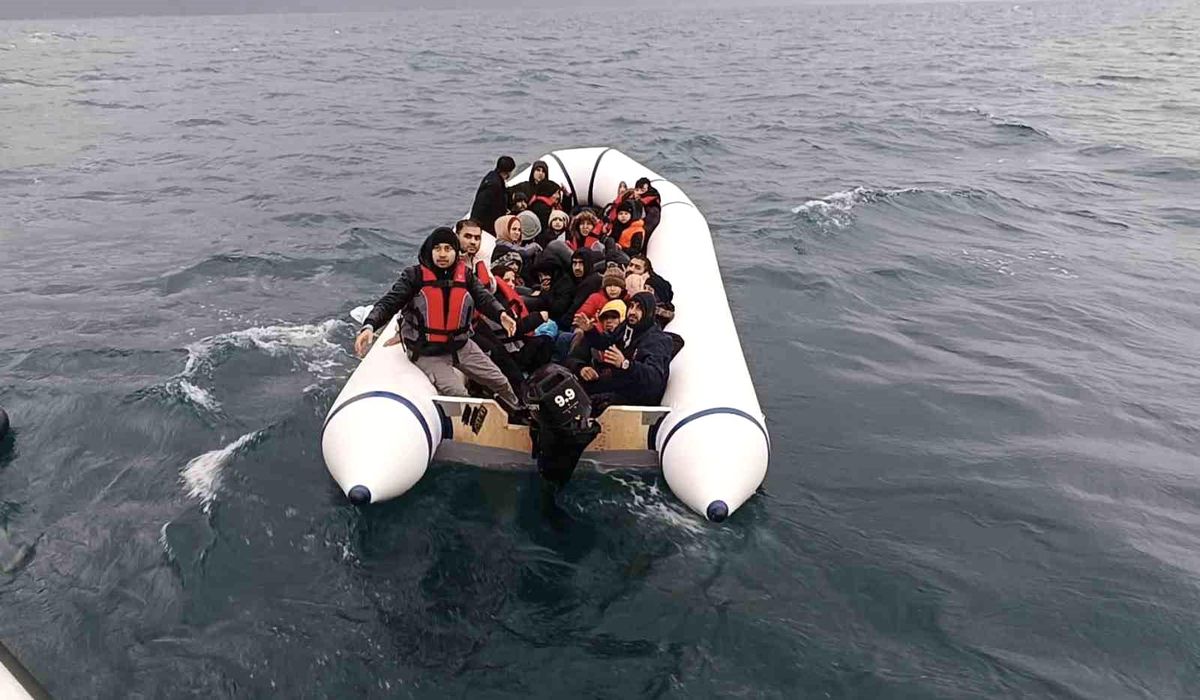 Çanakkale\'de motor arızası nedeniyle sürüklenen lastik bot içindeki 28 kaçak göçmen kurtarıldı
