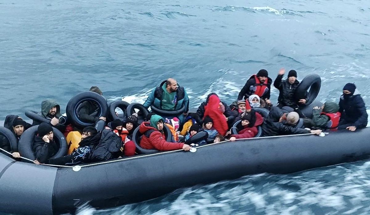 Çanakkale\'de Sahil Güvenlik ekipleri 33 kaçak göçmeni yakaladı