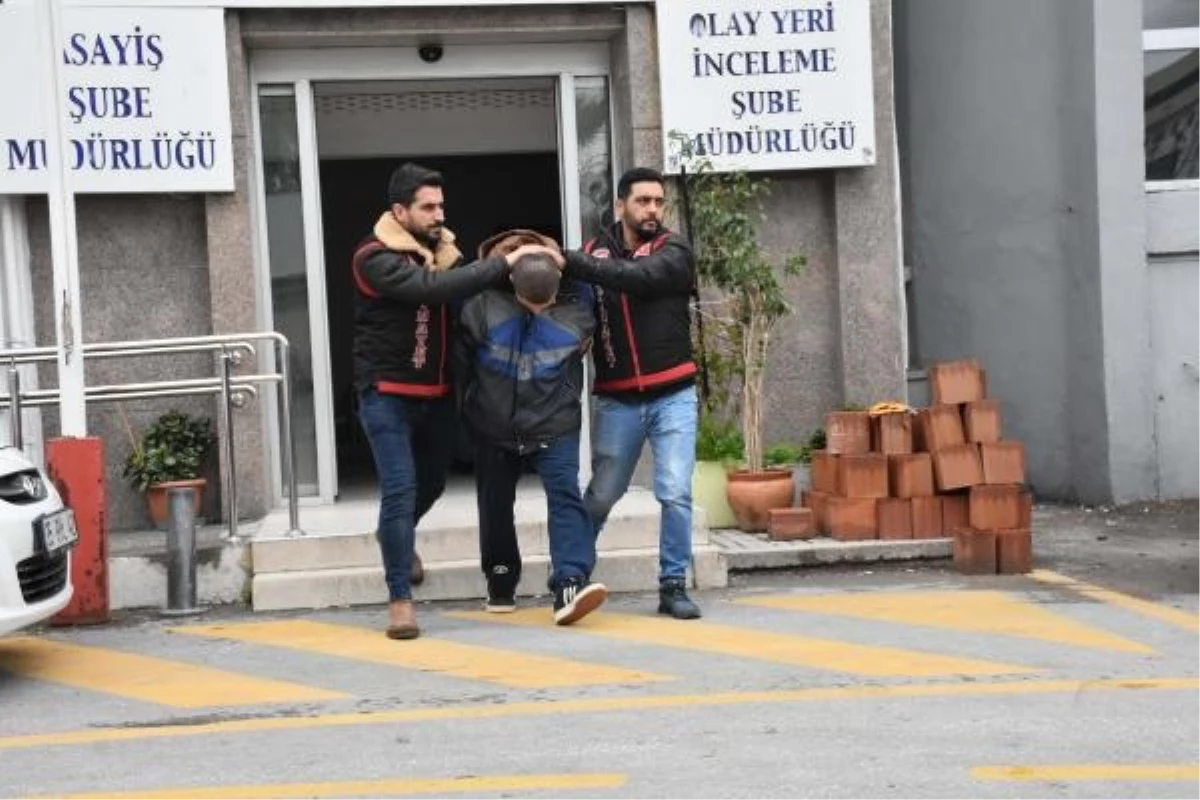 İzmir\'de bir genç babasını bıçaklayarak öldürdü