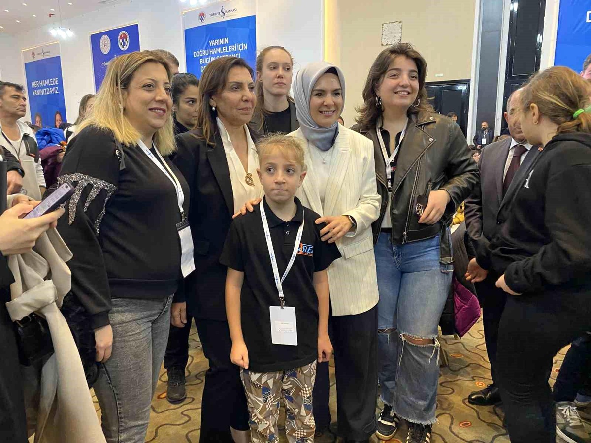 Antalya\'da düzenlenen satranç şampiyonasının açılışında Bakan Göktaş\'tan astronot Alper Gezeravcı\'ya tebrik