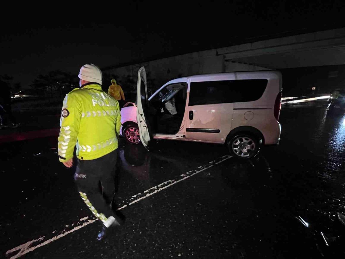 Başakşehir\'de arıza yapan otomobile arkadan gelen araç çarptı: 3 yaralı