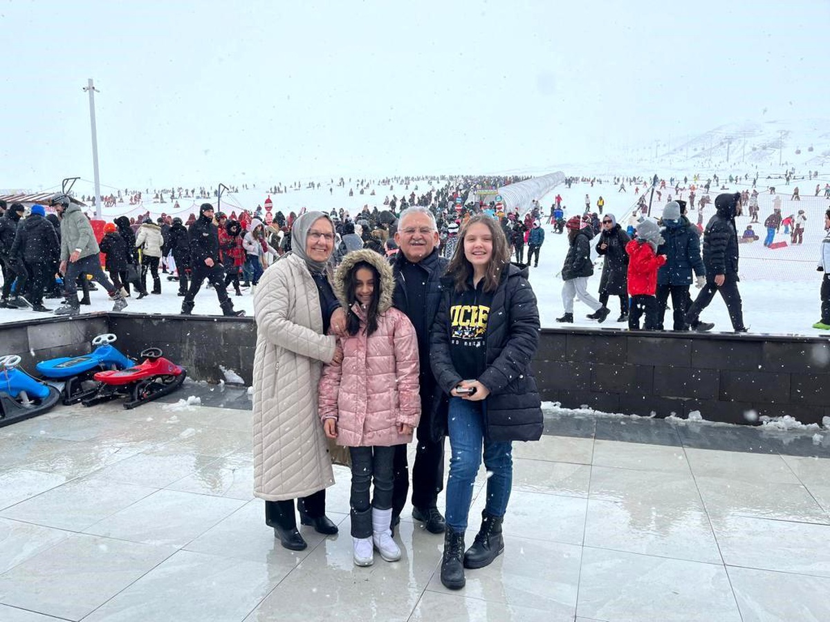 Kayseri Büyükşehir Belediye Başkanı Erciyes\'te Kayak Severlerle Buluştu