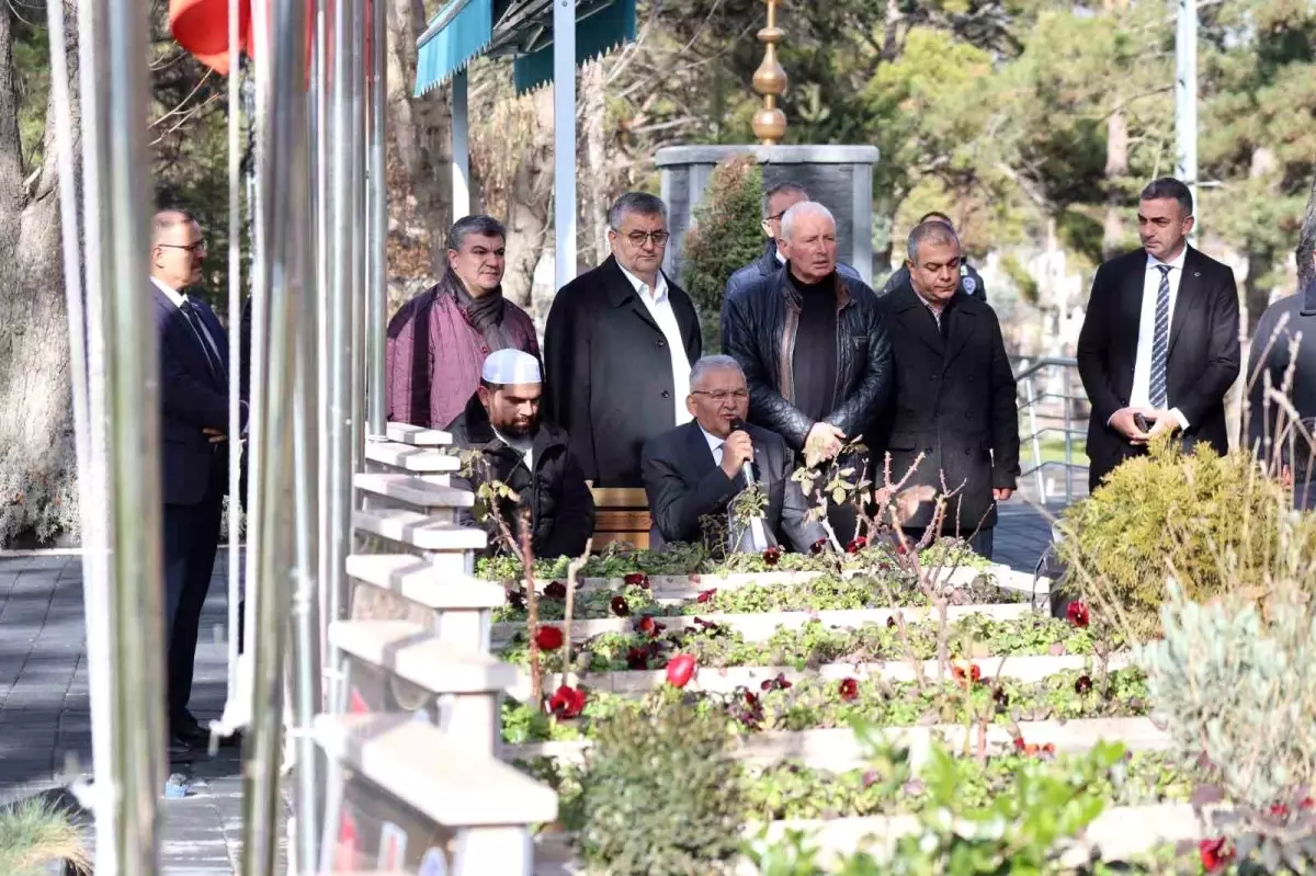 Kayseri Büyükşehir Belediye Başkanı Şehitlikleri Ziyaret Etti