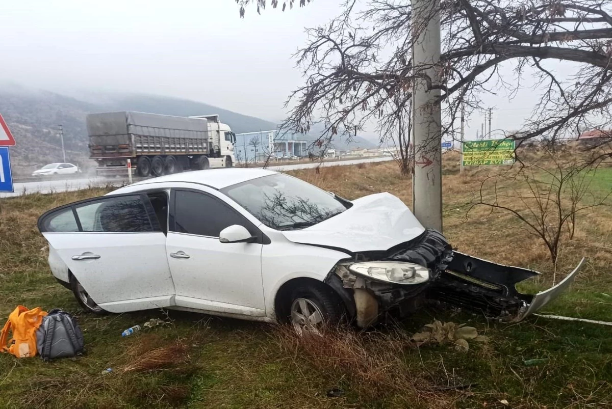 Afyonkarahisar\'da Otomobil Şarampole Çarptı: 3 Yaralı