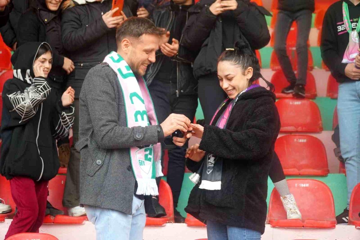 Isparta 32 Spor\'un maçında devre arasında evlilik teklifi