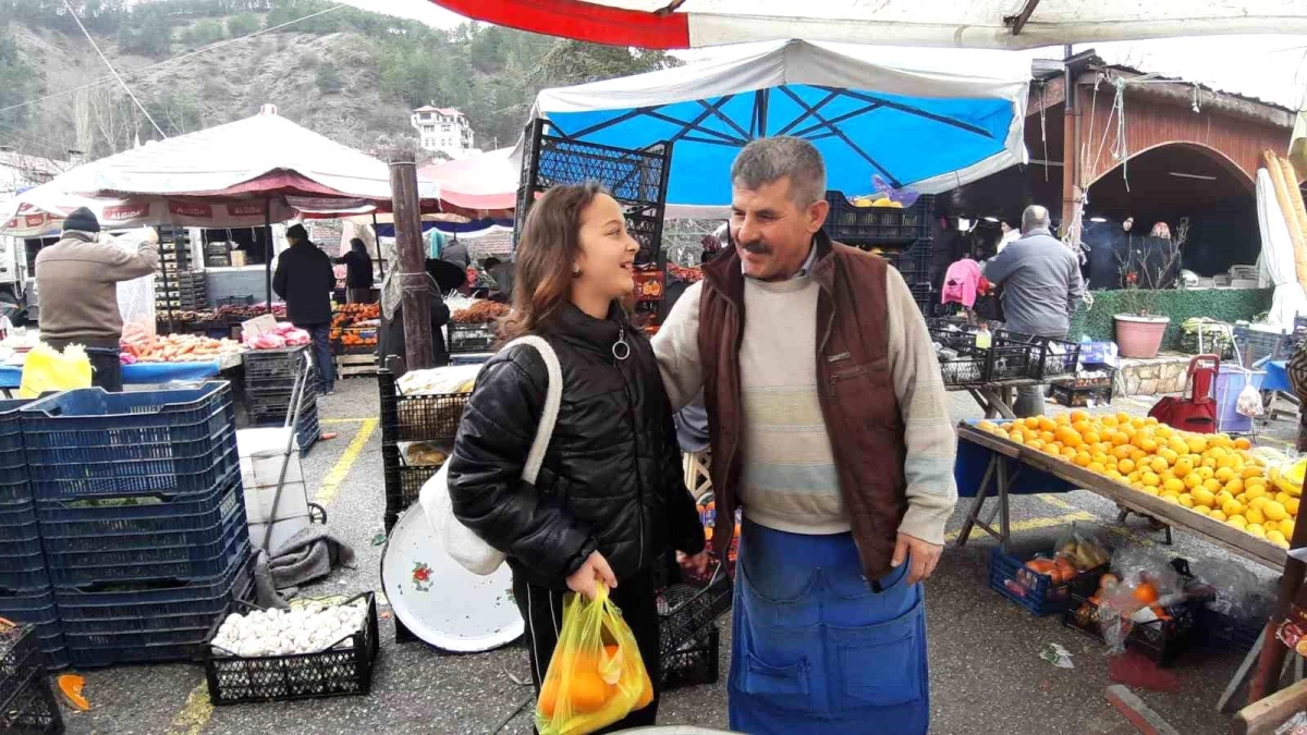 Bolu\'da Takdir Belgesi Getirene Ücretsiz Meyve Kampanyası