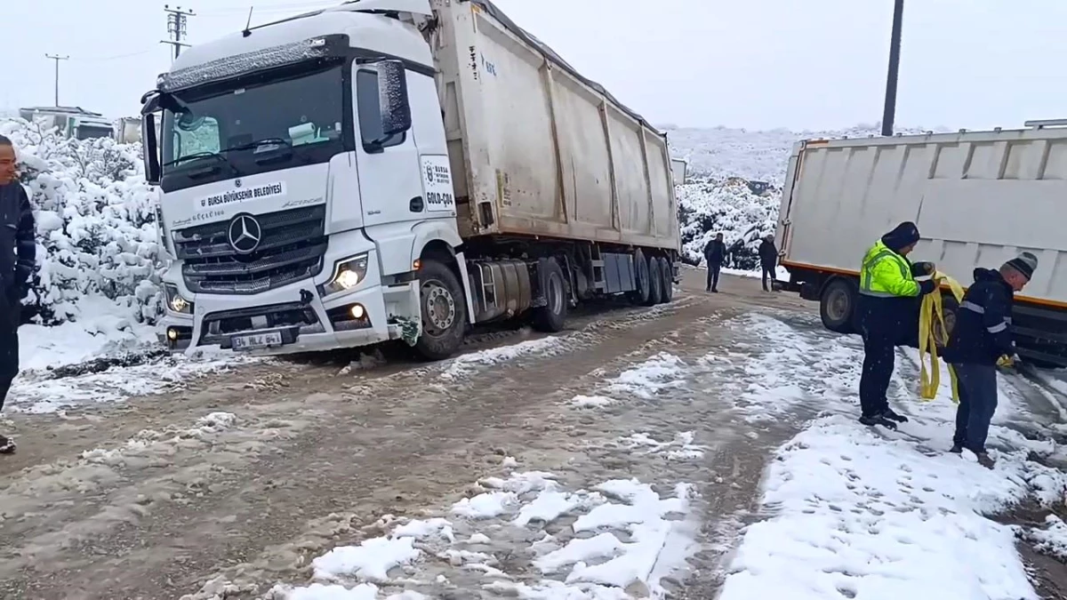 Bursa\'da Kar Yağışı Sonrası Tırlar Yolda Kaldı
