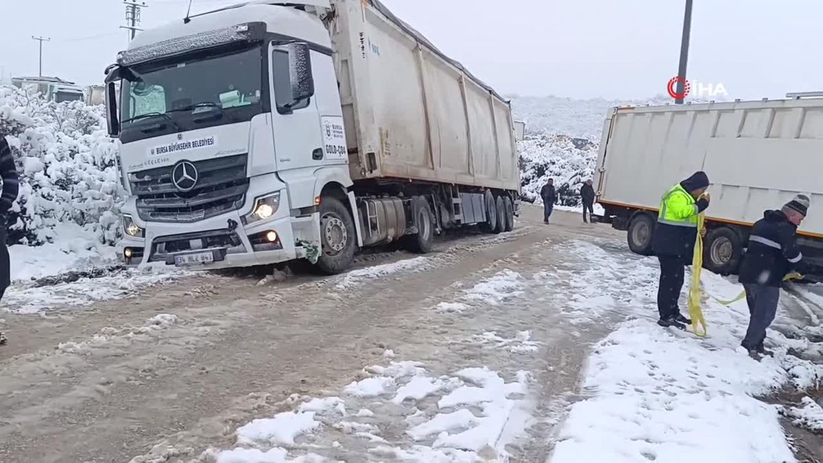 Bursa\'da yağan kar sonrası tırlar yolda kaldı