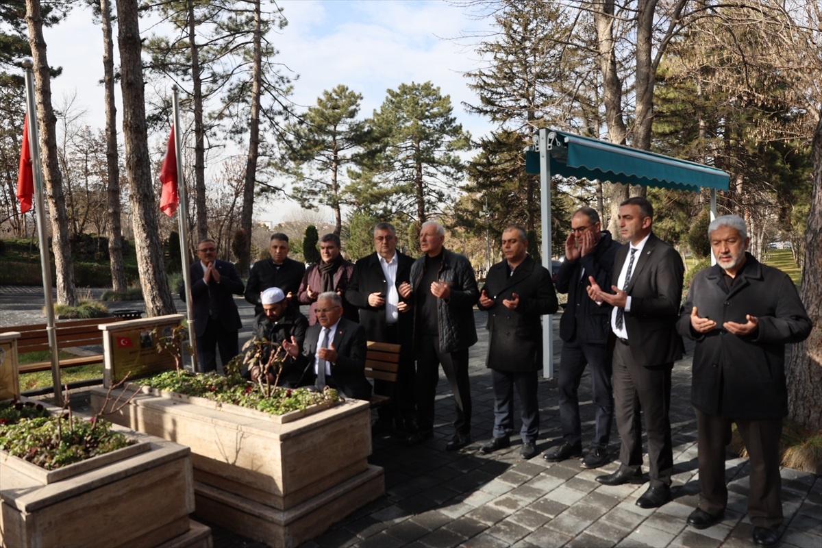 Kayseri Büyükşehir Belediye Başkanı Şehitlikleri Ziyaret Etti