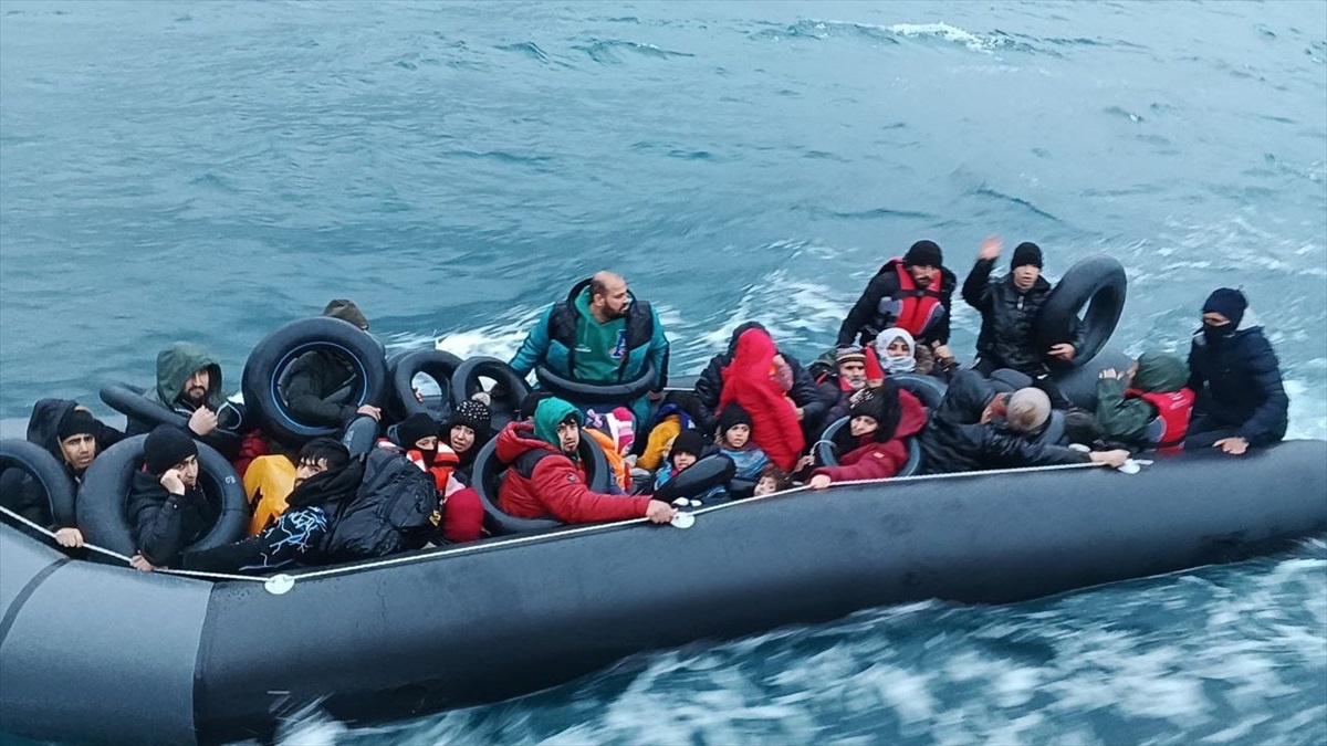 Çanakkale\'de 28 düzensiz göçmen kurtarıldı, 33 düzensiz göçmen yakalandı