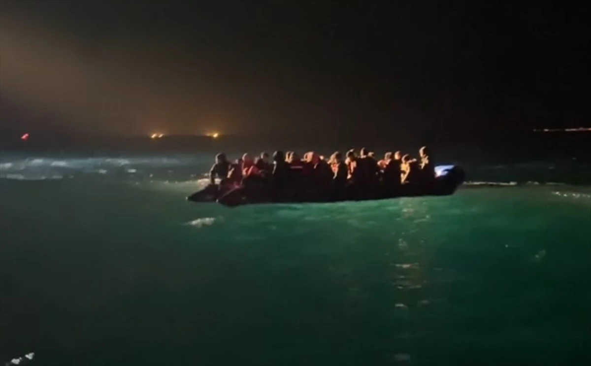 Çanakkale\'de Arızalanan Botla Kurtarılan 43 Düzensiz Göçmen