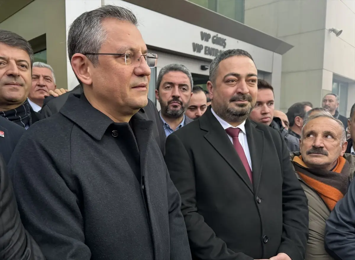 CHP Genel Başkanı Özgür Özel, Kamer Genç\'i anma törenine katıldı