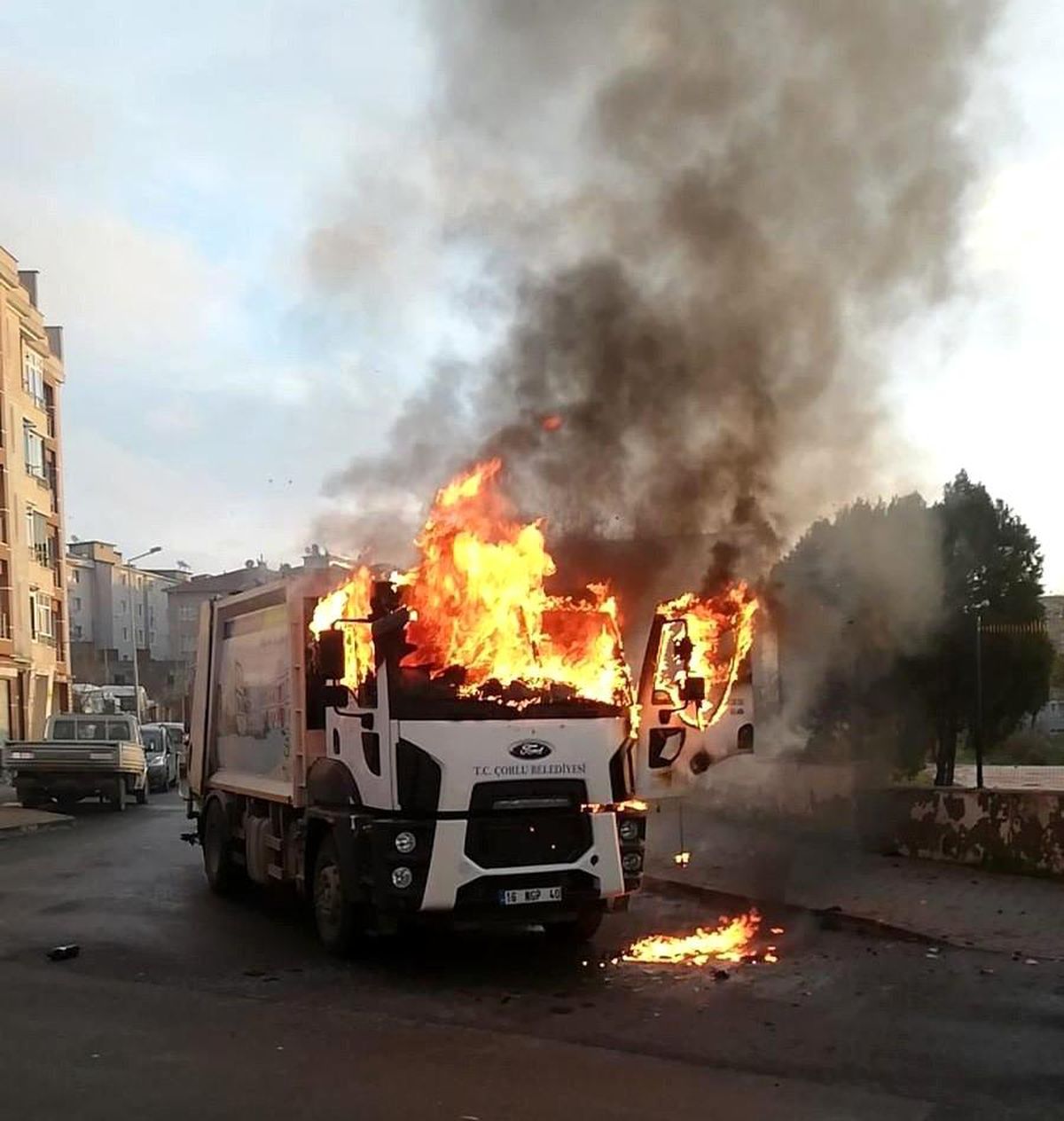 Çorlu\'da Belediyeye Ait Çöp Kamyonu Alev Alev Yandı