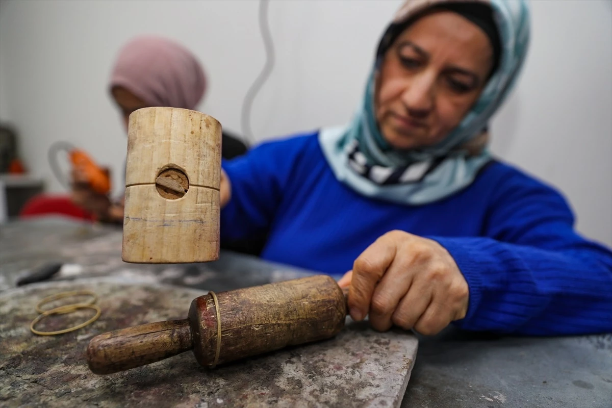 Diyarbakır\'da kuyumculuk eğitimi alan kadınlar iş imkanı buluyor