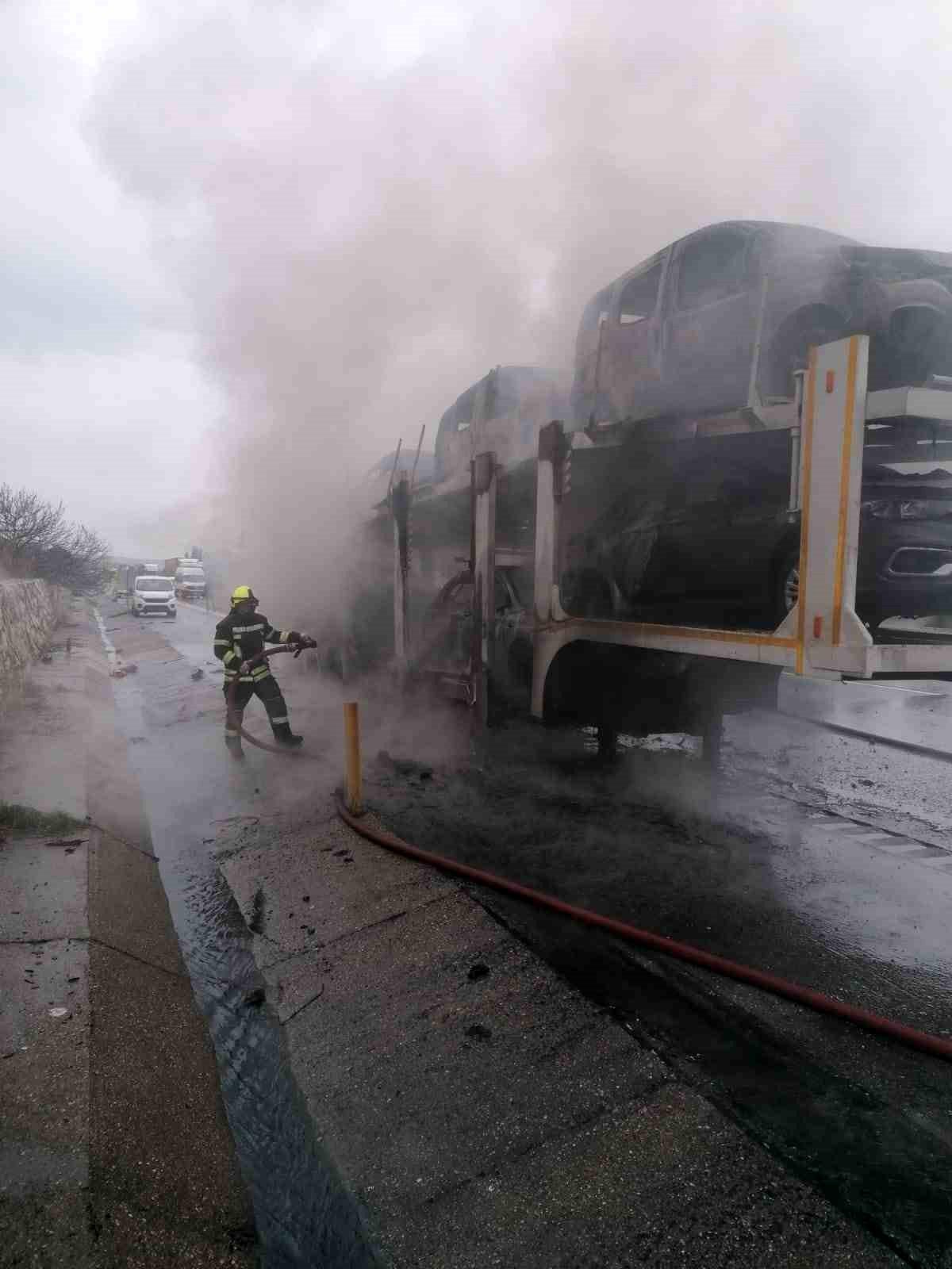 Tarsus\'ta otomobil yüklü tırda yangın çıktı, 6 otomobilde maddi hasar oluştu