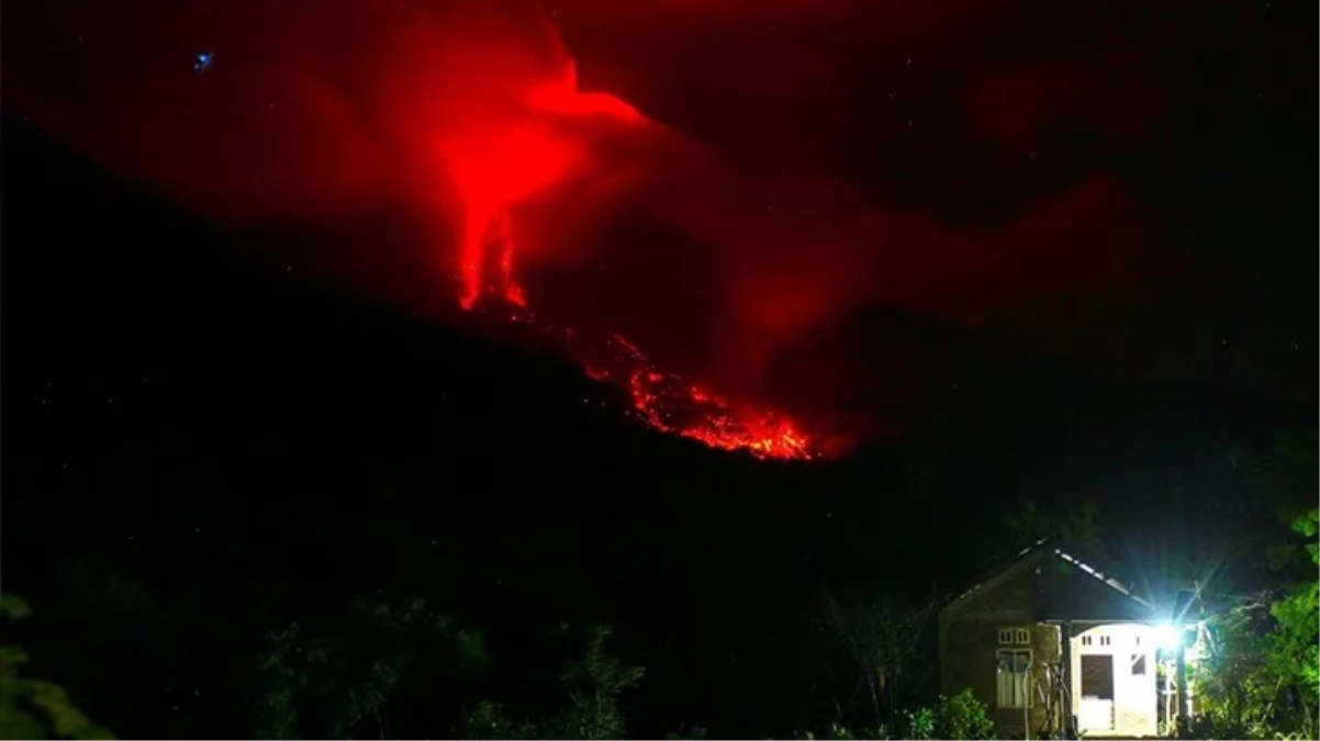 Endonezya\'da Merapi Yanardağı patladı