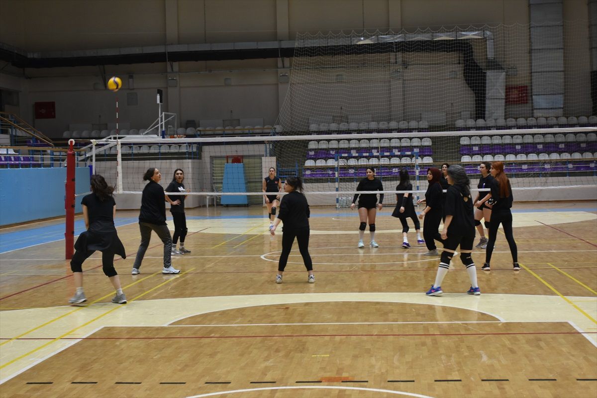 Afyonkarahisar\'da Farklı Meslek Gruplarından Kadınlar Hareketli Bir Yaşam İçin Voleybol Oynuyor