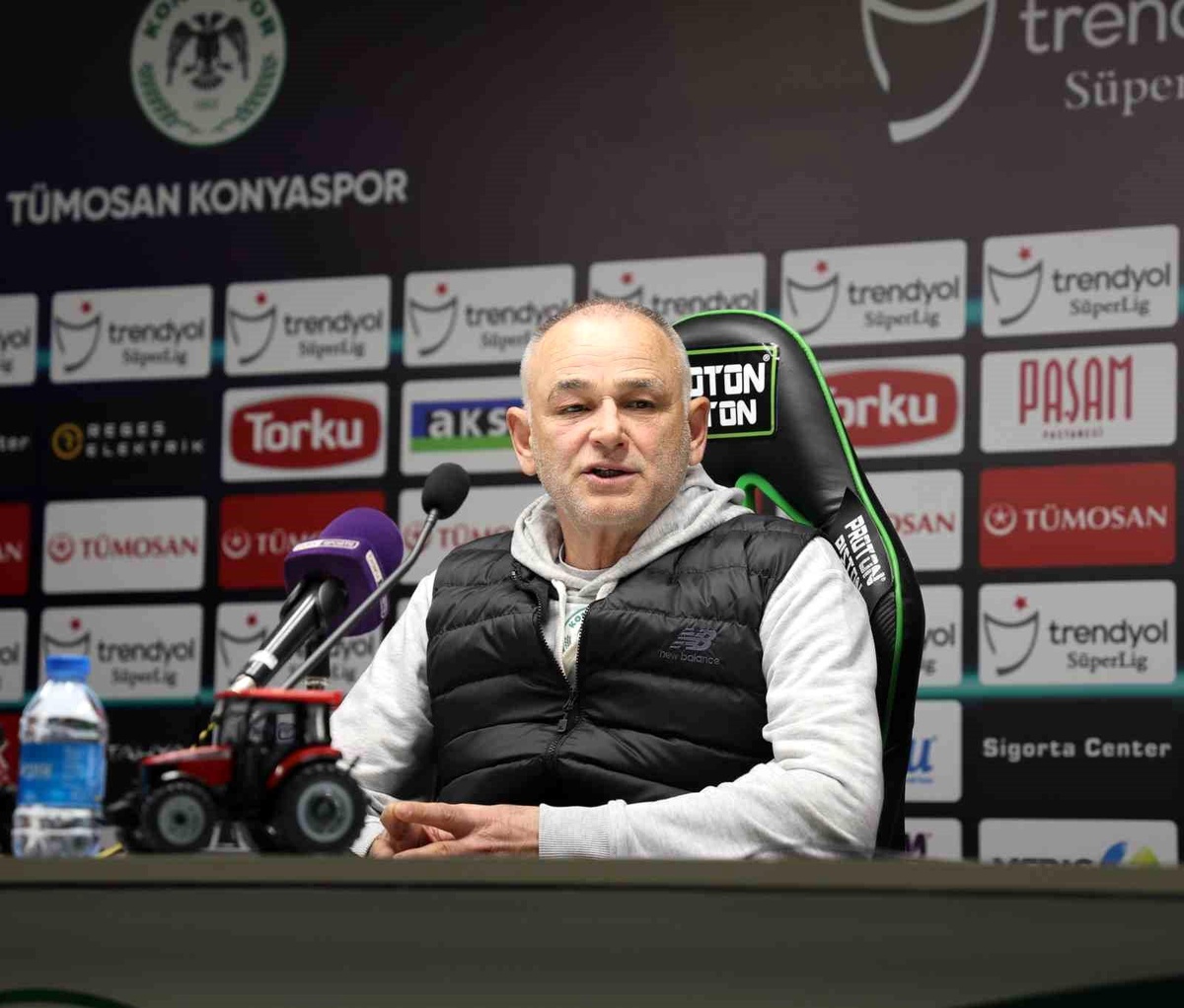 Konyaspor Teknik Direktörü: Takım zamanla daha iyiye doğru gidecek