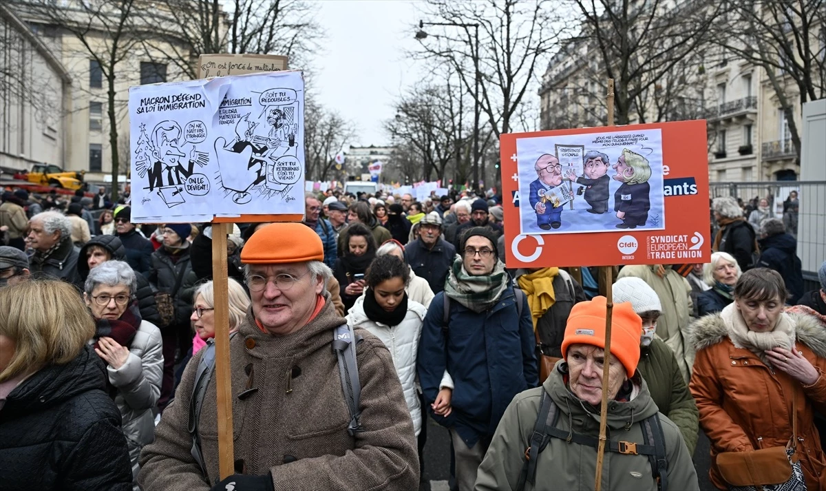 Fransa\'da Göç Yasasına Karşı 160\'dan Fazla Noktada Gösteri Düzenlendi