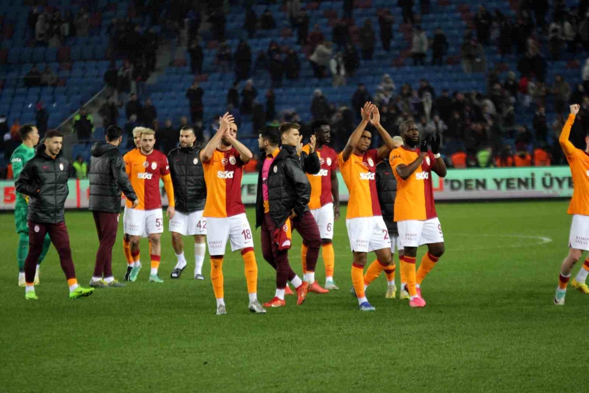 Galatasaray, Trabzonspor\'u yenerek Fenerbahçe ile puanları eşitledi