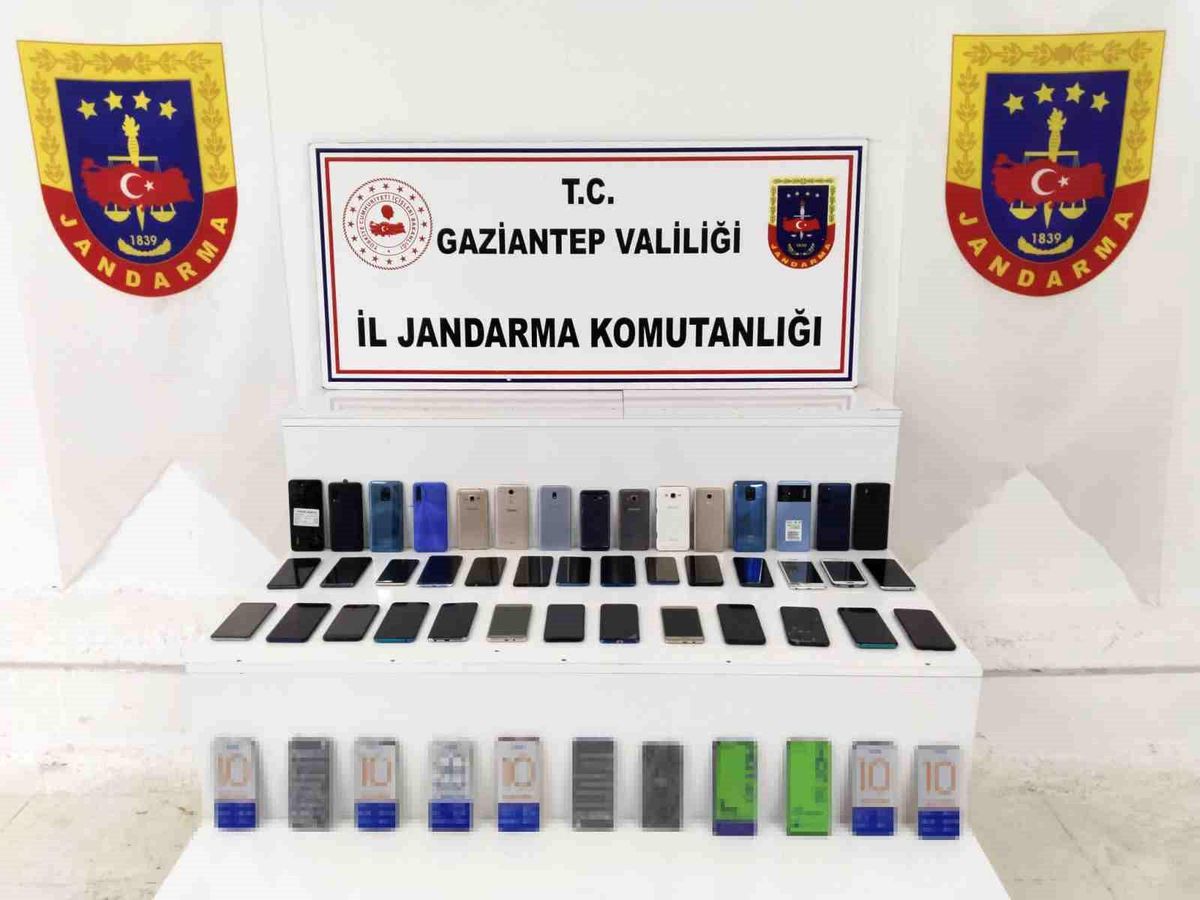 Gaziantep\'te Kaçak Cep Telefonu ve Elektronik Sigara Operasyonu: 2 Şüpheli Gözaltına Alındı