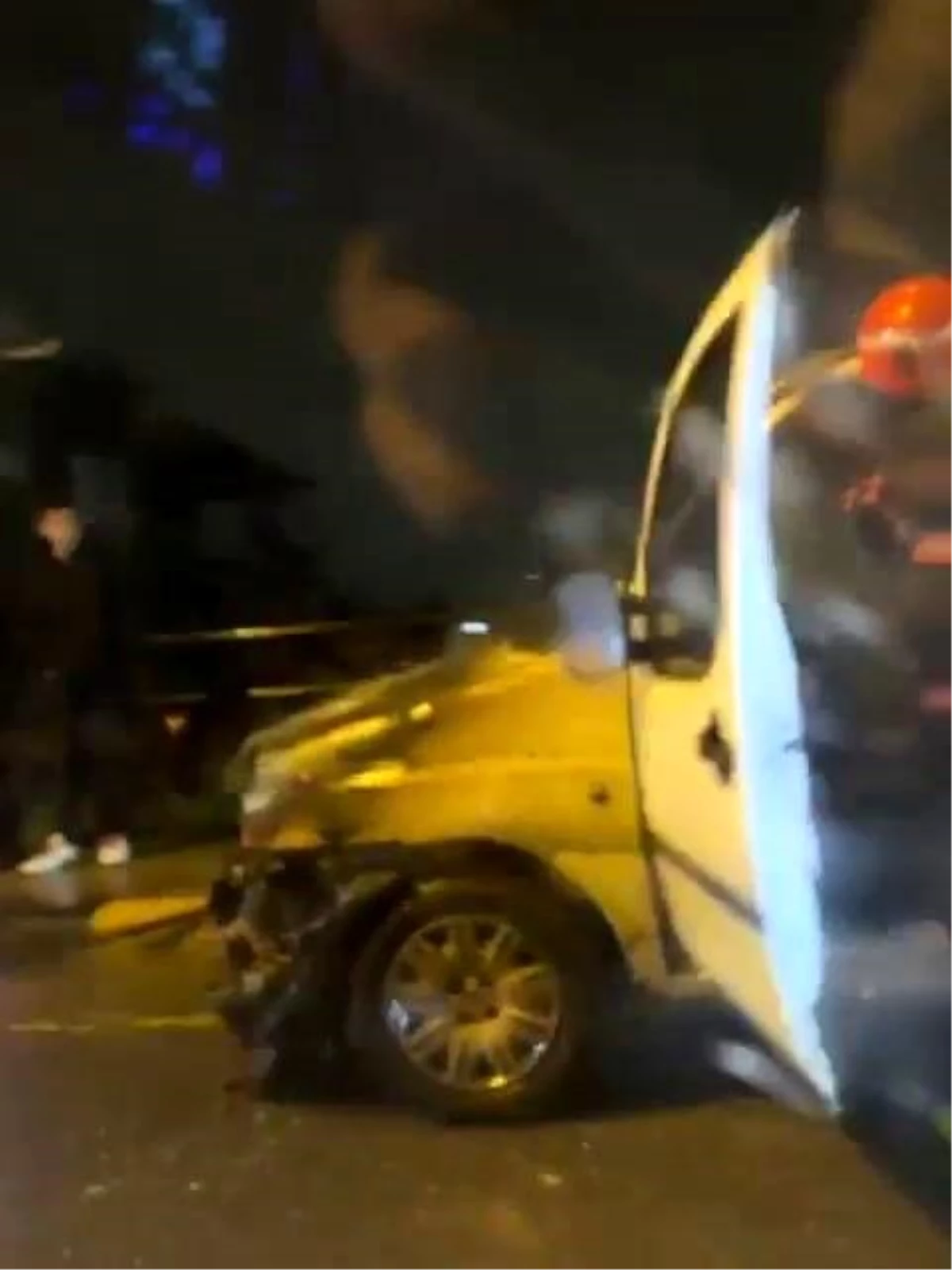 Serdivan\'da Motor Kısmında Yangın Çıkan Araç Alev Alev Yandı