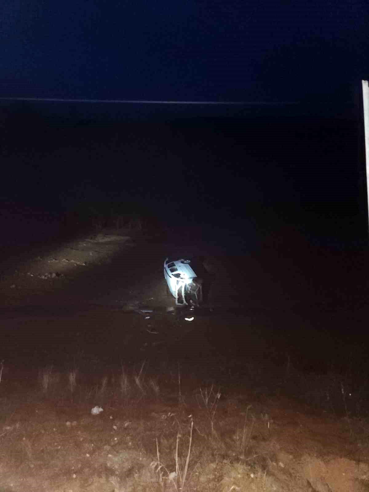 Adıyaman\'ın Gölbaşı ilçesinde hafif ticari araç şarampole devrildi, 6 kişi yaralandı