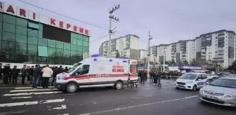 Diyarbakır'da hafif ticari araç çarptığı yaya öldü, 3 kişi yaralandı