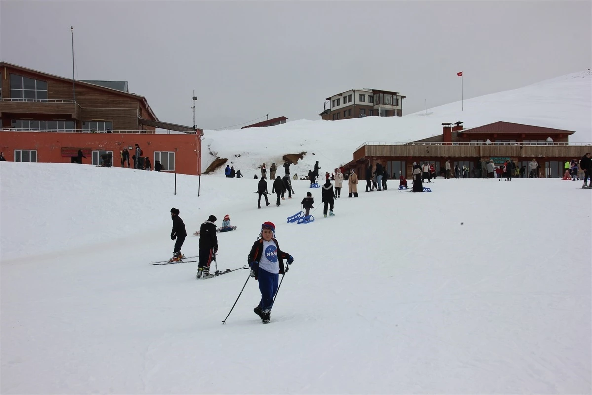 Hakkari\'deki Merga Bütan Kayak Merkezi\'nde Yarıyıl Tatili Yoğunluğu