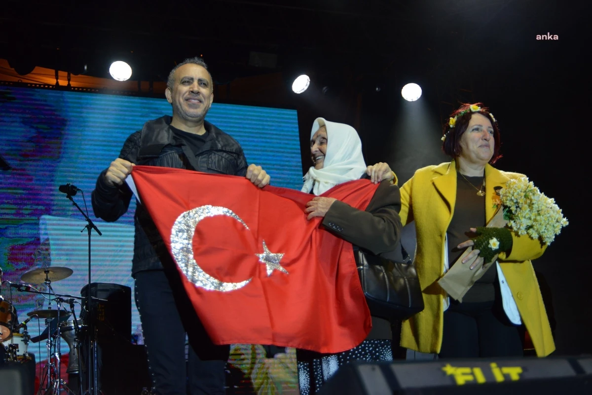 Haluk Levent, İzmir Karaburun Nergis Festivali\'nde sahne aldı