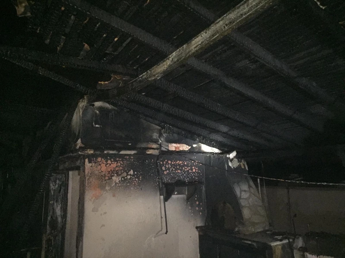 Hatay\'ın Belen ilçesinde çatı yangını: 3 katlı apartmanda hasar oluştu