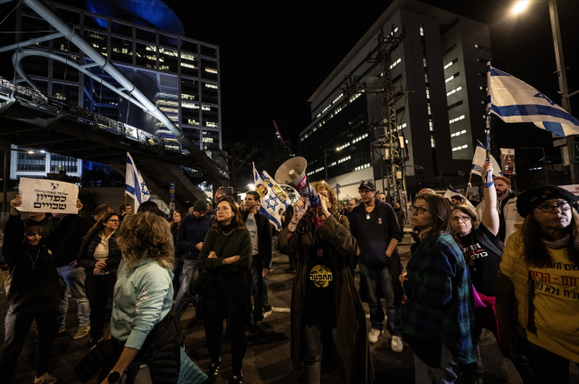 İsrail'in başkenti Tel Aviv'de on binlerce kişi yürüyüş düzenledi: Hemen şimdi erken seçim