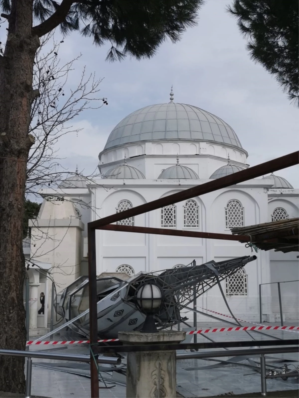 İzmir Dikili\'de şiddetli fırtına sonucu cami minaresi yıkıldı