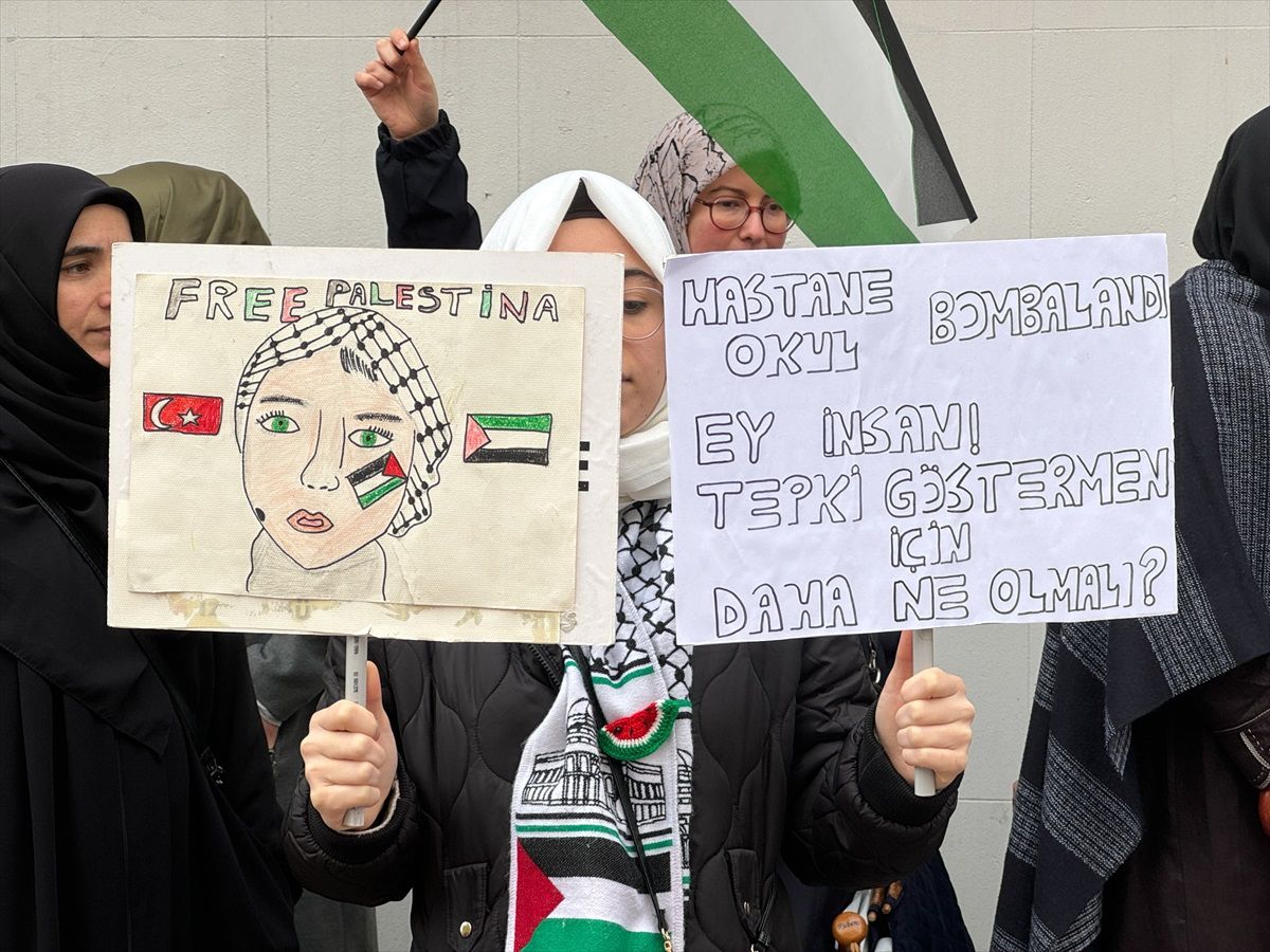 İzmir\'de İsrail saldırılarını protesto etmek için ayakkabı bırakma eylemi düzenlendi