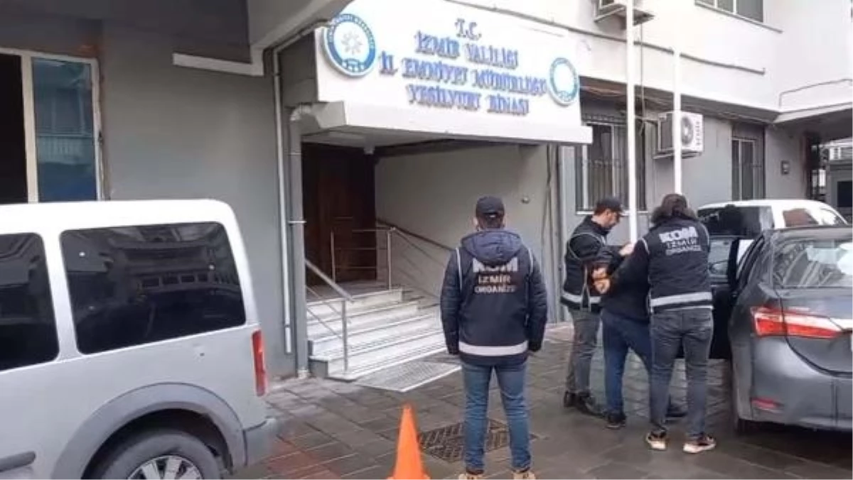 İzmir\'de Silah Kaçakçılığı Operasyonunda 2 Şüpheli Tutuklandı