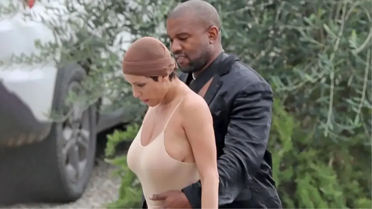 Kanye West\'in eşi Censori, mini bikini üstüyle sokağa çıktı