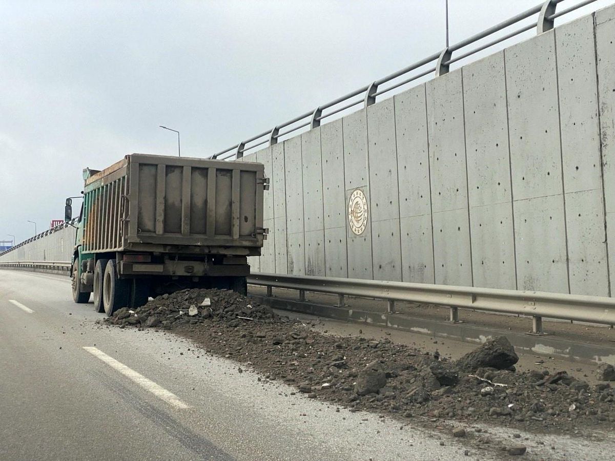 Adıyaman\'da kamyonun damper kapağı açıldı, karayoluna moloz döküldü