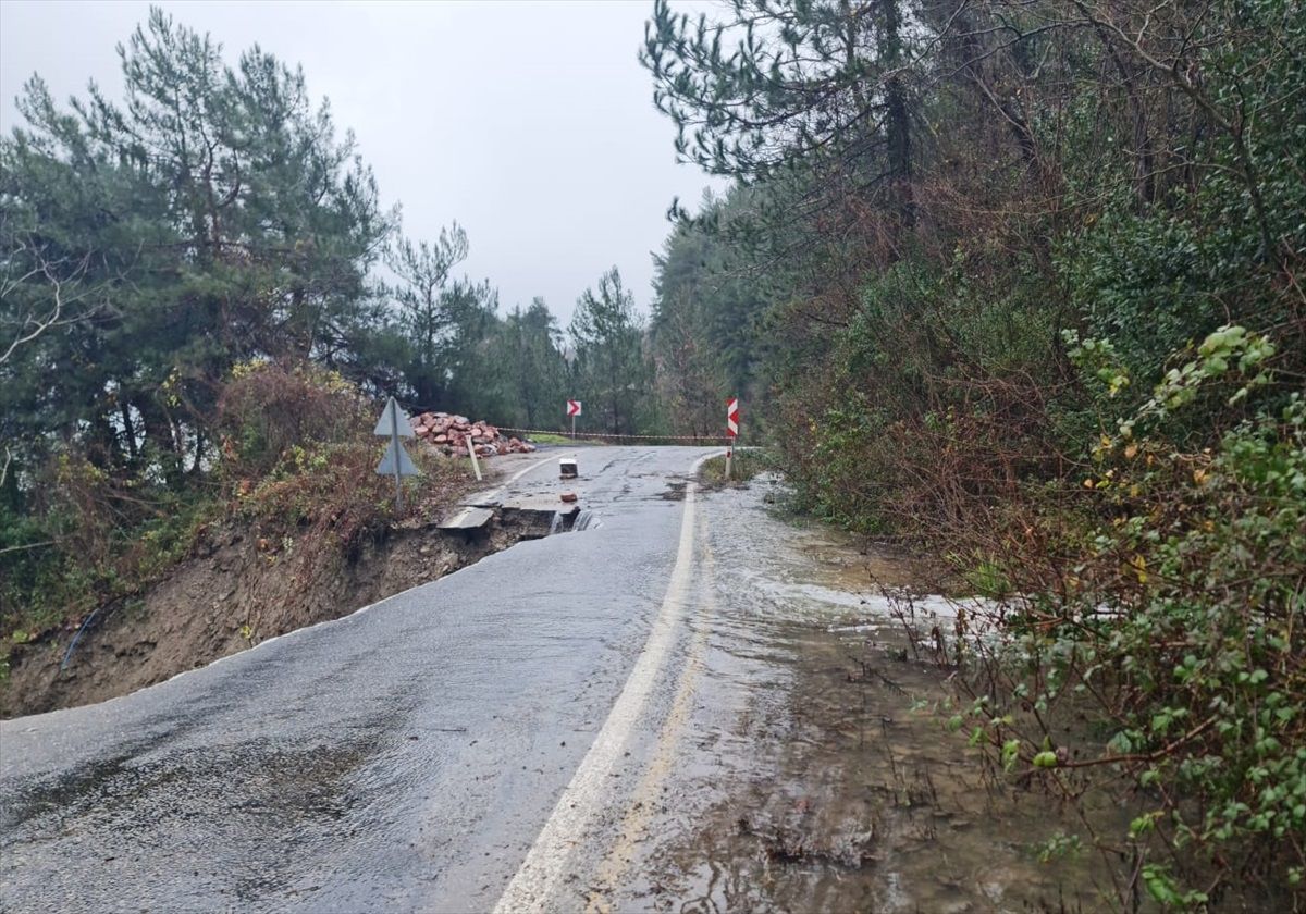 Kastamonu\'da Heyelan Nedeniyle Kara Yolu Kontrollü Geçişe Açıldı
