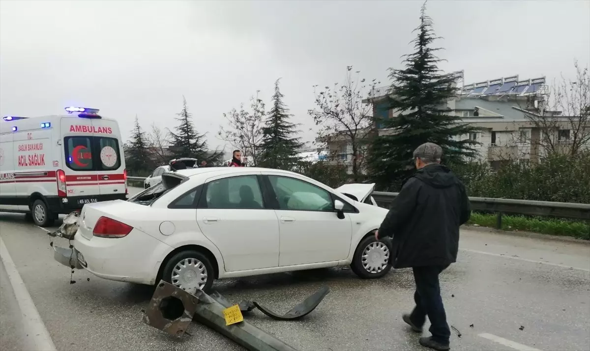 Kontrolden çıkan araç karşı şeride geçip 2 otomobile çarptı: 1'i ağır 5 yaralı Refüjdeki ağaç ve elektrik direğini devirdi