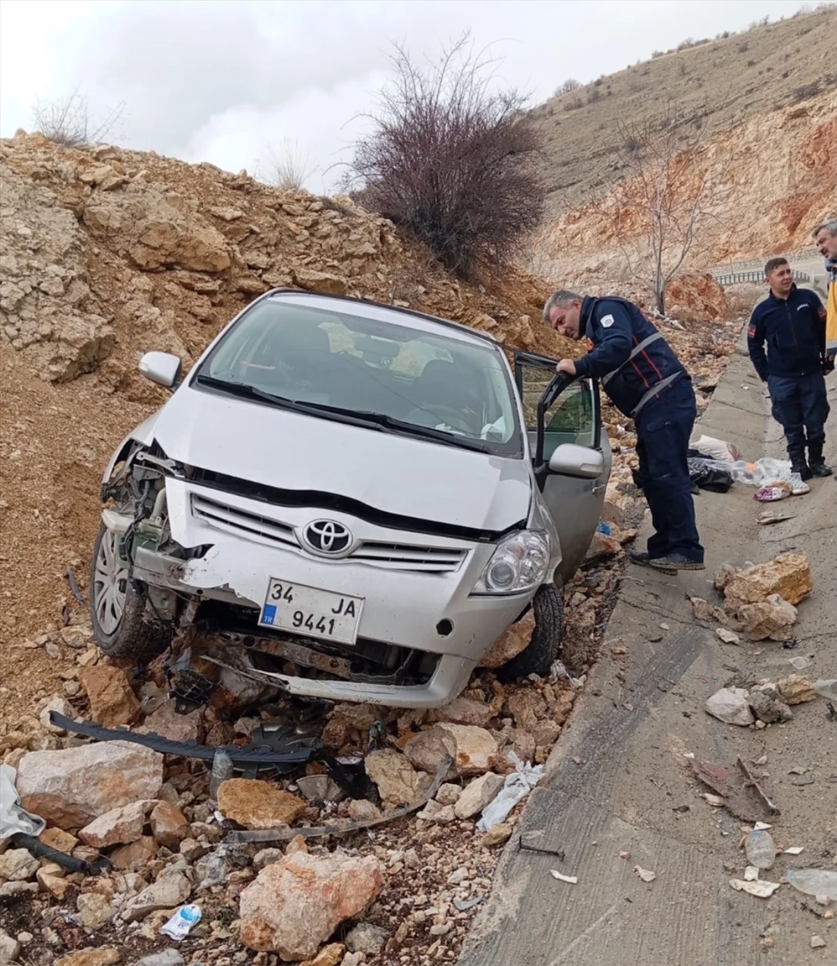 Malatya\'da otomobilin savrulması sonucu 3 kişi yaralandı