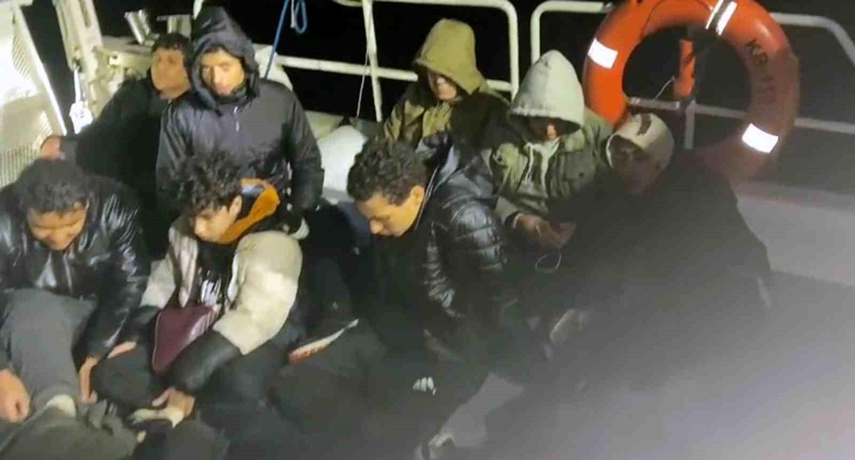 Marmaris\'te Arızalanan Lastik Botla Yunanistan\'a Geçmek İsteyen Göçmenler Kurtarıldı