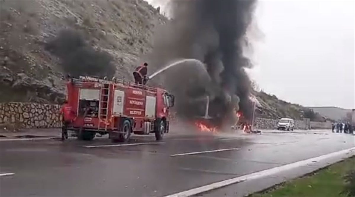 Mersin\'in Tarsus ilçesinde yeni araçları taşıyan tırda çıkan yangın söndürüldü