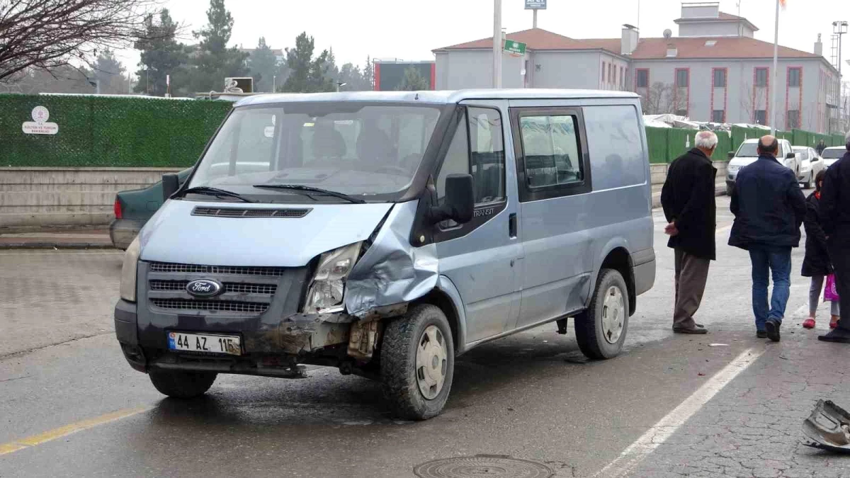 Malatya\'da minibüs ile otomobil çarpıştı: 8 yaşındaki çocuk yaralandı