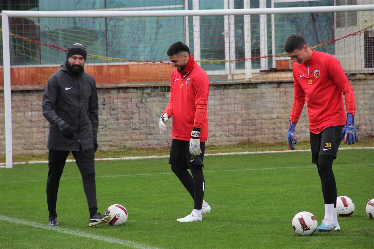 Mondihome Kayserispor, İstanbulspor maçı öncesi taraftara açık antrenman yaptı