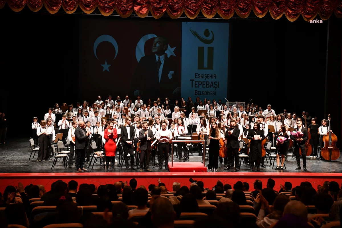 Tepebaşı Belediyesi İki Elin Sesi Var Çocuk ve Gençlik Senfoni Orkestrası Yeni Yıl Konseriyle İzleyicileri Mest Etti