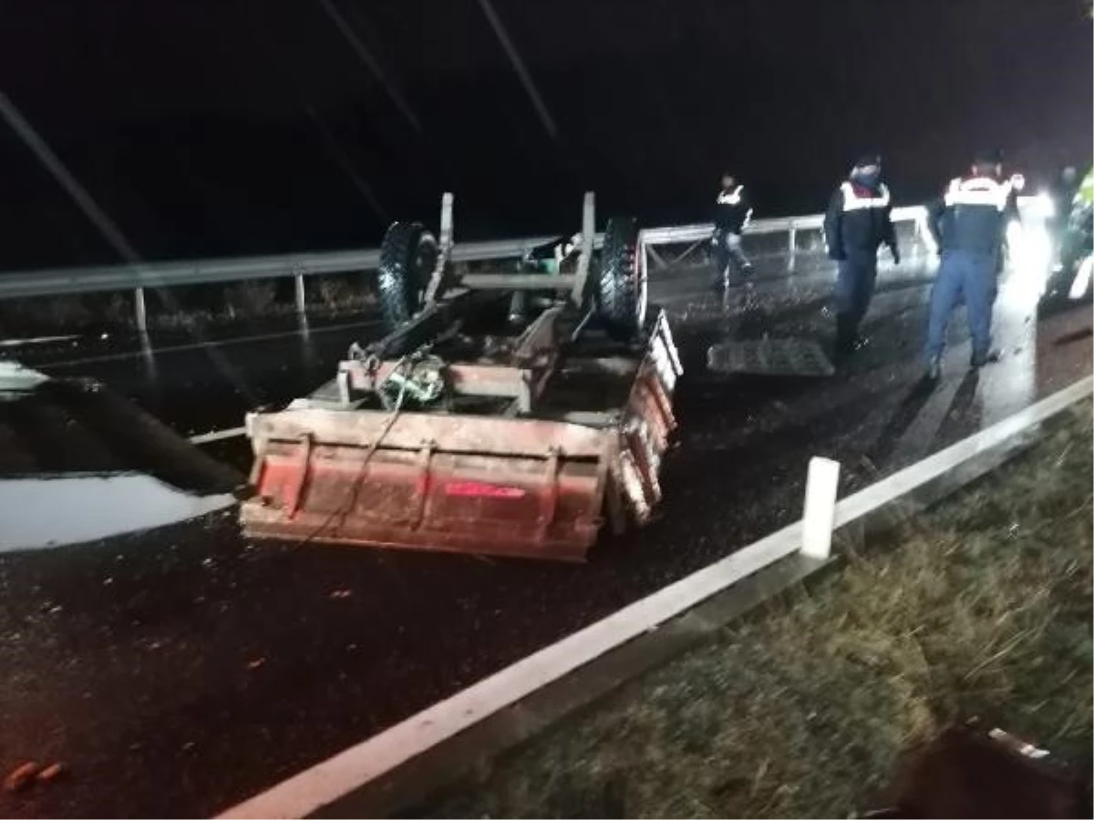 Nevşehir\'de otomobil traktöre çarptı: 2 yaralı