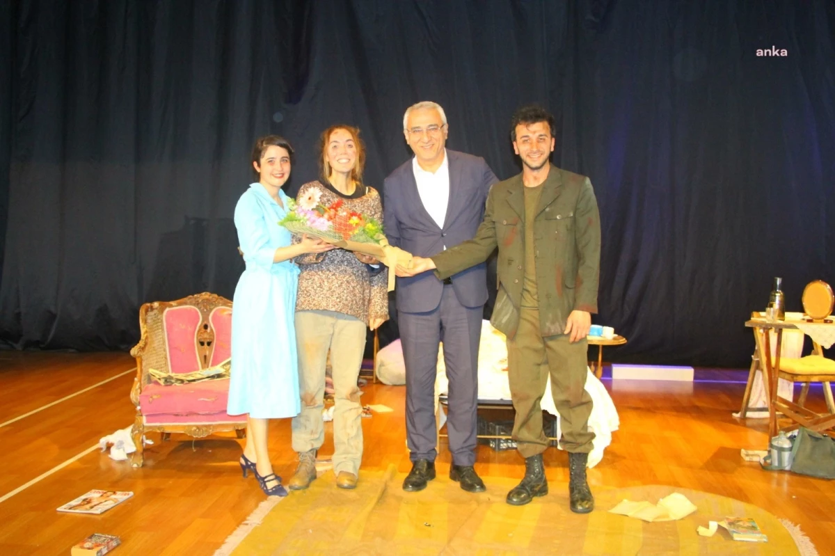 Kartal Belediyesi Kültür ve Sosyal İşler Müdürlüğü tarafından düzenlenen tiyatro oyunu büyük ilgi gördü