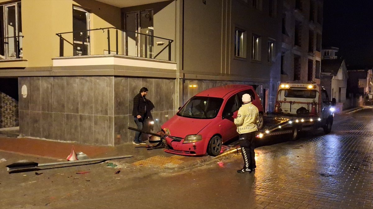Samsun\'da trafik levhalarına çarpan otomobil sürücüsü yaralandı