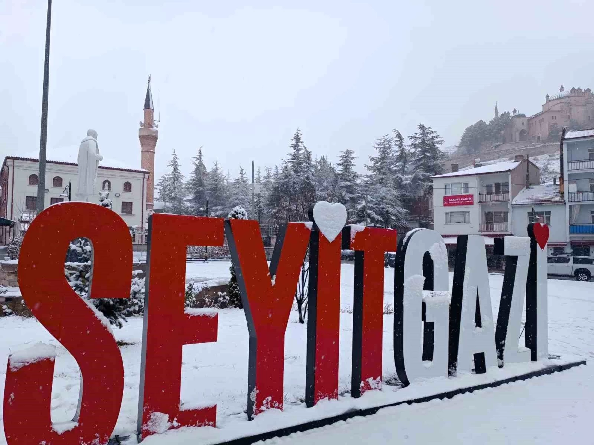 Eskişehir Seyitgazi\'de Kar Yağışı Coşkuyla Karşılandı