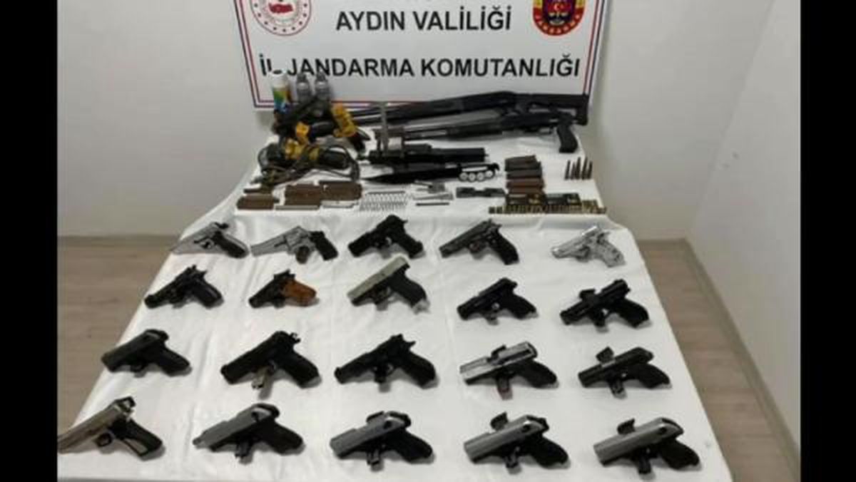 İçişleri Bakanı: \'Mercek-10\' Operasyonunda 12 Şüpheli Gözaltına Alındı, 93 Ruhsatsız Tabanca Ele Geçirildi